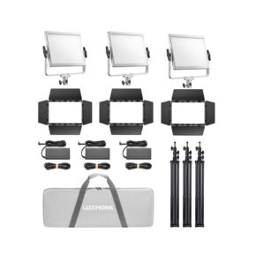 1723553592_245 Godox Litemons LP600Bi Bi-Color LED-valopaneeli 3 valopaketti Valkoinen sisältää kolme LED-paneelia, lato-ovet, virtalähteet, kaapelit, säädettävät jalustat ja harmaan LITEMONS-kantolaukun, kaikki siististi järjestettynä.