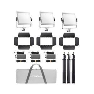 1723560423_614 Godox Litemons LP600R RGB LED-valopaneeli 3 valoa Valkoinen -sarja sisältää kolme LED-paneelia kiinnikkeineen, lato-ovet, virtasovittimet, johdot, mustat jalustat ja harmaan LITEMONS-kantolaukun, jotka on järjestetty valkoiselle taustalle.