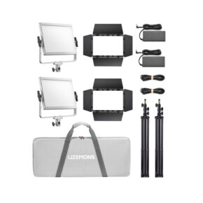1723616484_559 Godox Litemons LP400R RGB LED-valopaneeli 2 Light Kit Valkoinen sisältää kaksi LED-paneelia, kaksi mustaa lato-ovea, kaksi virtalähdettä johdoilla, kaksi valotelinettä ja harmaan kantolaukun, jossa on merkintä LITEMONS.