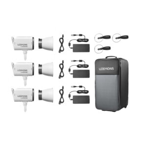 1723638899_790 Godox Litemons LA300Bi Bi-Color LED Video Light 3 Light Kit Valkoinen sisältää kolme LED-valoa, kolme virtalähdettä, kolme kaapelia, pyöreät kiinnikkeet ja suuren mustan kantolaukun, jonka etupuolella lukee "LITEMONS".