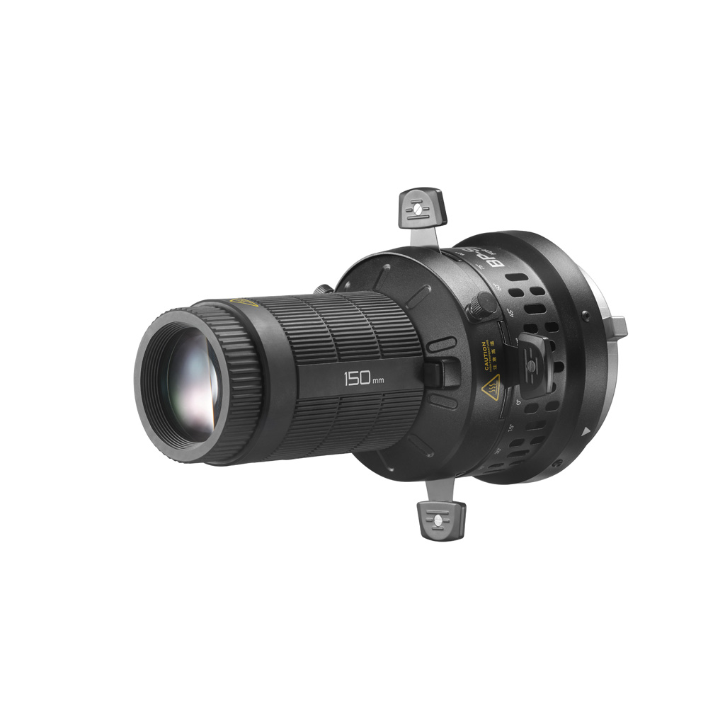 1736434157_198 Godox Litemons LED Projection Attachment 150mm, musta, jossa on kyljessä merkintä "150mm", on kuvassa kiinnitettynä pyöreään kiinnityssovittimeen, jossa on kolme säädettävää metallikiinnikettä, valkoista taustaa vasten kuvattuna.