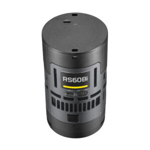 Ylhäältä näkyy lieriömäinen musta Godox Litemons RS60BI Bi-Color LED-valaisin, jossa on tuuletusaukot, painikkeet ja näyttö, jossa on merkintä RS60Bi. Yläpinnalla näkyy USB-C-portti.