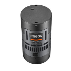 1736505662_223 Godox Litemons RS60R RGB LED-valaisin on musta lieriömäinen elektroninen laite, jossa on pieni näyttö, painikkeet, tuuletusaukot ja USB-C-portti yläosassa. Siinä on tyylikäs, moderni teollinen muotoilu.