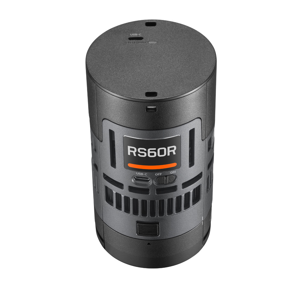 1736505662_223 Godox Litemons RS60R RGB LED-valaisin on musta lieriömäinen elektroninen laite, jossa on pieni näyttö, painikkeet, tuuletusaukot ja USB-C-portti yläosassa. Siinä on tyylikäs, moderni teollinen muotoilu.