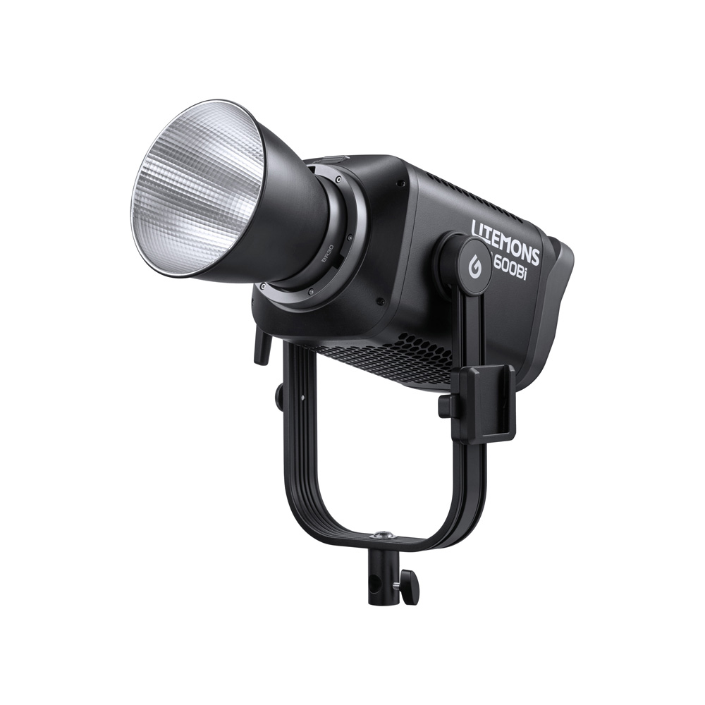 1743593531_943 Godox Litemons LA600BI BI-Color LED Video Light Kit Musta -valosarjassa on hopeinen heijastin, ja se on asennettu mustaan säädettävään jalustaan joustavaa studioasennusta varten.