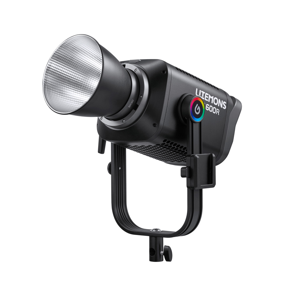 1743748444_482 Godox Litemons LA600R RGB LED Video Light Musta, jossa on suuri heijastin ja U-muotoinen kiinnike säädettävää asentoa varten, näkyy tavallista valkoista taustaa vasten.