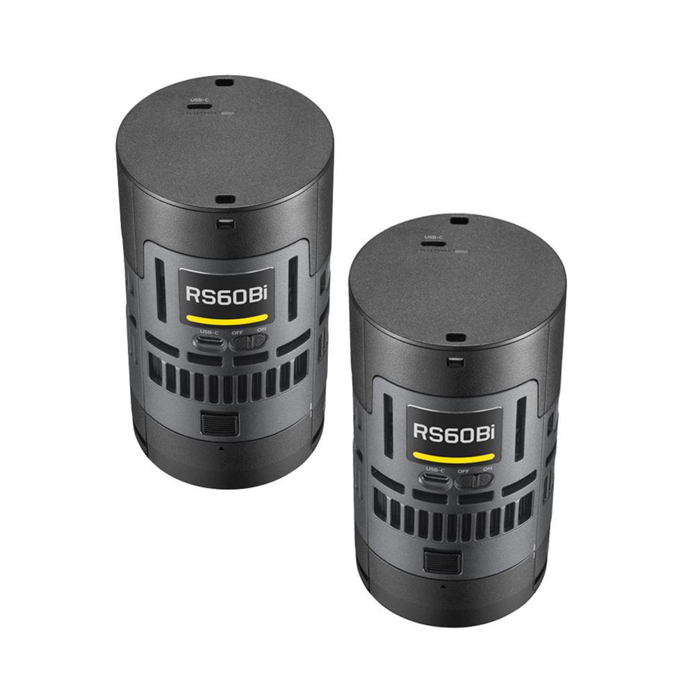 1744880864_102 Kaksi sylinterimäistä mustaa Godox Litemons RS60BI Bi-Color LED-valoa, joissa on venttiilimäiset yksityiskohdat ja ohjauspainikkeet, pystyssä 2 valon sarjana valkoisella pohjalla.