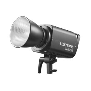 1750937105_985 Godox Litemons LA150R RGB LED Video Light Kit Musta, jossa on suuri heijastin, musta kotelo ja kiinnitysteline, on kuvassa hieman vasemmalle suunnattuna valkoista taustaa vasten.