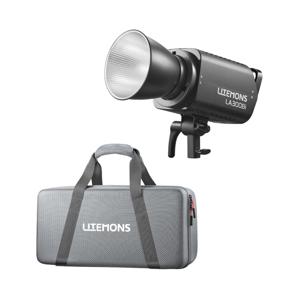 1750938598_733 Godox Litemons LA300BI BI-Color LED Video Light Kit Musta hopeisella heijastimella, joka näkyy harmaan kuvioidun kantolaukun yläpuolella, jossa on kahvat ja Litemons-logo.