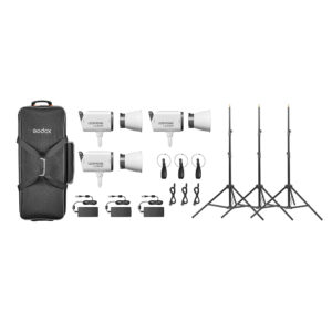 1751014045_389 Godox Litemons LA300R RGB LED Video Light 3 Light Kit Valkoinen sisältää kolme studiovaloa, jalustat, kaukolaukaisimet, virtasovittimet, johdot ja mustan kantolaukun, jotka on järjestetty siististi valkoiselle taustalle.