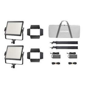 1753790381_012 Godox Litemons LP400R RGB LED-valopaneeli 2 Light Kit Musta sisältää kaksi LED-paneelia lato-ovilla, kaksi jalustaa, kaksi virtalähdettä kaapeleineen ja harmaan kantolaukun, jotka kaikki näkyvät valkoisella pohjalla.