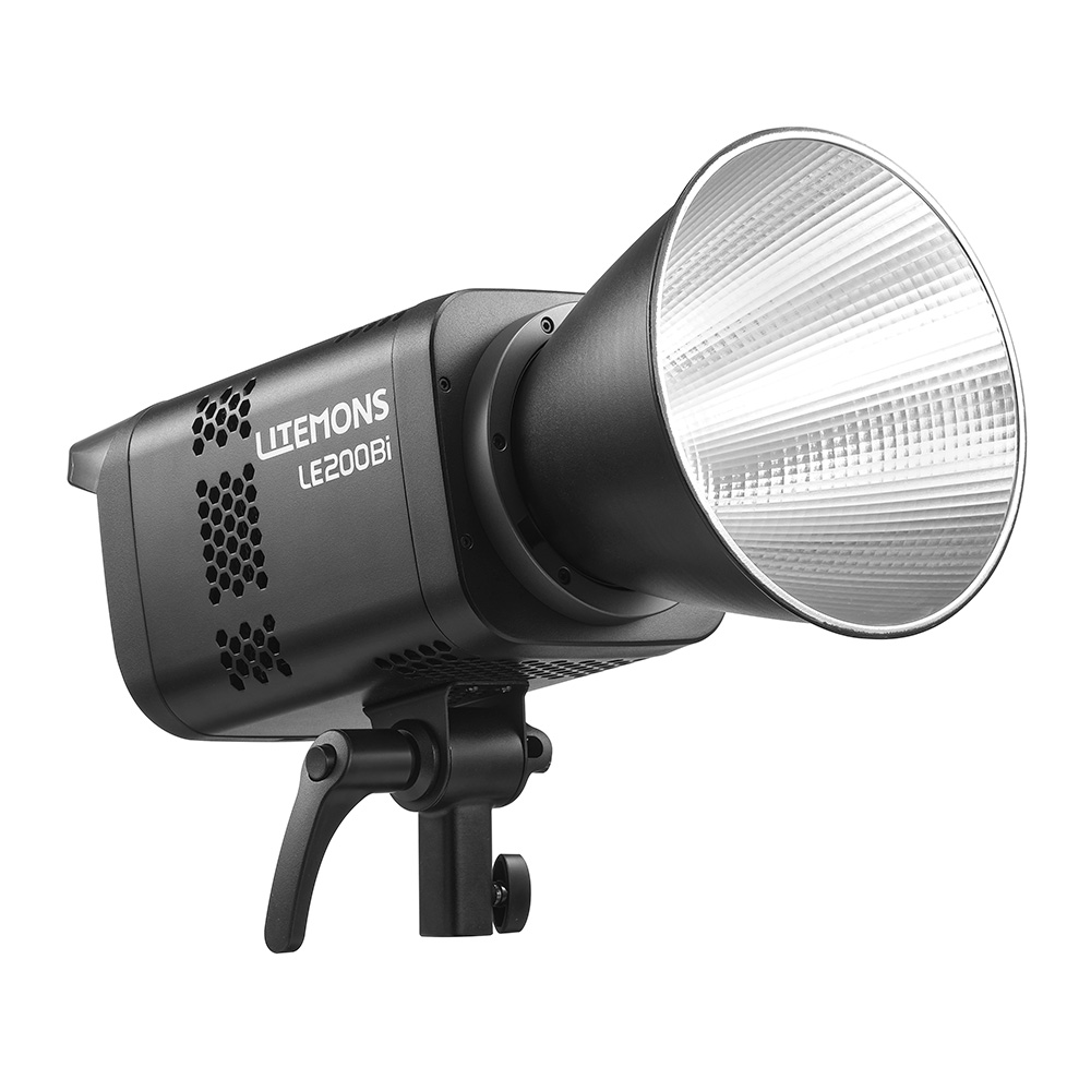 1758872877_031 Musta Godox LE200Bi Litemons Bi-Color LED-valaisin, jossa on suuri hopeinen heijastin kiinnitettynä kiinnikkeeseen, eristettynä valkoiselle taustalle.