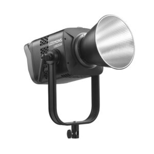 1758878544_656 Godox LE600Bi Black Litemons Bi-Color LED-valaisimessa on suuri hopeinen heijastin ja U-muotoinen kiinnike jalustalle kiinnittämistä varten.