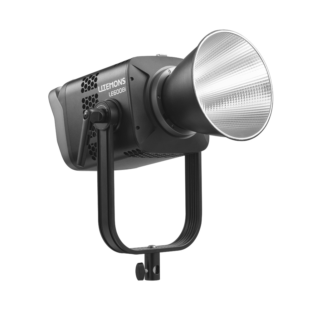 Godox LE600Bi Black Litemons Bi-Color LED-valaisimessa on suuri hopeinen heijastin ja U-muotoinen kiinnike jalustalle kiinnittämistä varten.