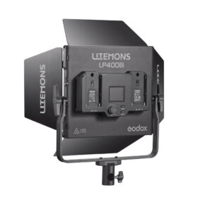 1759990148_065 Musta Godox Litemons LP400Bi Bi-Color LED-valopaneeli Musta näytetään takaa, jossa on avoimet lato-ovet, näkyvät akkulevyt, ohjauspaneeli ja kiinnitys.