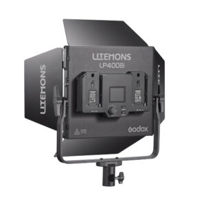 Musta Godox Litemons LP400Bi Bi-Color LED-valopaneeli Musta näytetään takaa, jossa on avoimet lato-ovet, näkyvät akkulevyt, ohjauspaneeli ja kiinnitys.
