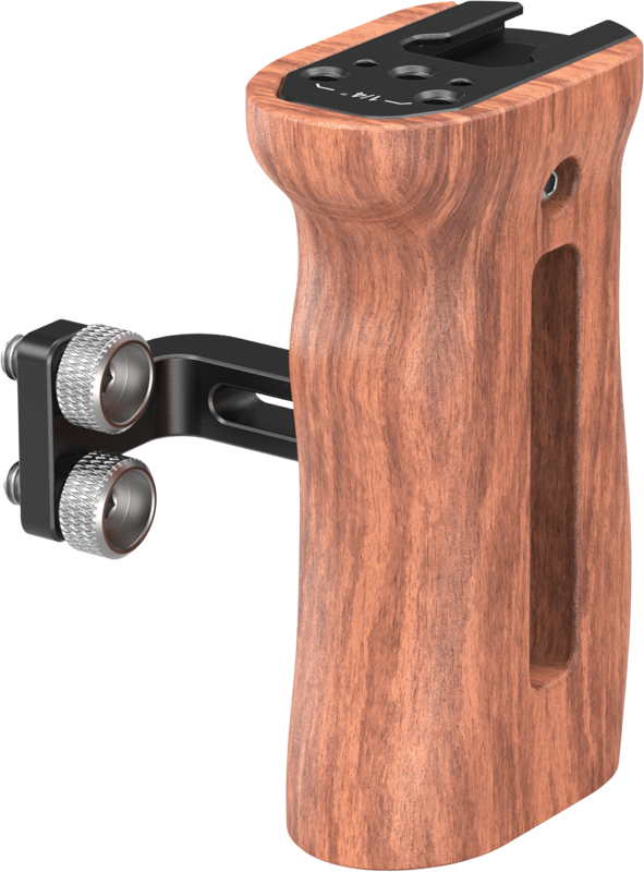 800q-01_113239 SmallRig 2093 Handle Wooden Universal Side Handle -kahva on puinen kamerakahva, jossa on ergonominen muotoilu ja metallinen kiinnityskannatin, jossa on kaksi nupillista säätönuppia kamerarigiin kiinnittämistä varten.