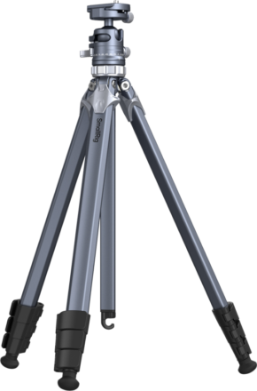 800q-01_124324 SmallRig 4222 Lightweight Travel Tripod AP-02 -kolmijalka on harmaa ja musta kolmijalka, jossa on säädettävät jalat, kumijalat ja kuulapääkiinnitys, kuvassa pystyasennossa valkoisella pohjalla. SmallRig-brändi näkyy yhdessä jalassa.