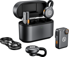 HOLLYLAND LARK M2S COMBO langaton lavalier-mikrofoniyhdistelmä (avaruusharmaa) näkyy latauskotelon, USB-C-kaapelin, kahden mikrofonin ja pienikokoisen vastaanottimen kanssa, jossa on oranssi painike, kaikki valkoisella pohjalla.