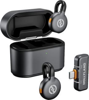 HOLLYLAND LARK M2S Duo langaton lavalier-mikrofoni (Duo, avaruusharmaa) sisältää mustan latauskotelon, kaksi kompaktia logomerkillä varustettua lähetintä ja USB-C-vastaanottimen, jossa on Hollyland-merkintä.