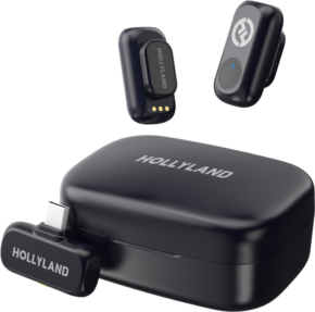 800q-01_133526 HOLLYLAND LARK A1 DUO WITH USB-C RX + CHARGING CASE on musta langaton mikrofonijärjestelmä, jossa on kaksi kompaktia lähetintä, latauskotelo ja USB-C-liitäntäinen vastaanotin.
