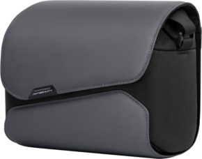 Antigravity A1 Sling Bag -kantolaukku on tyylikäs, moderni harmaan ja mustan värinen olkalaukku, jossa on läppäsuljenta ja hienovarainen ANTGRAVITY-merkki etukulman alareunassa.