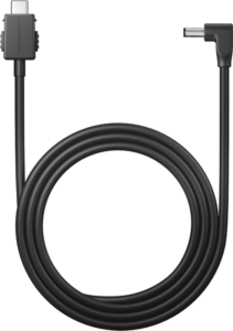 Kierretty Antigravity Vision USB-C to DC Power Cable 1.2m -virtajohto FPV-laseille, musta, jossa on yksi suora ja yksi suorakulmainen liitin, valkoisella pohjalla.