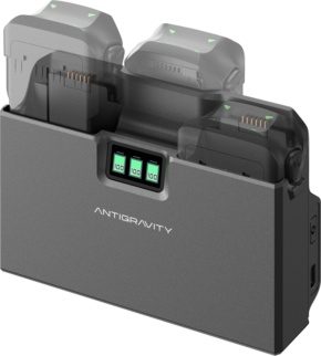 Harmaa Antigravity A1 Charging Hub -laturi, jossa on digitaaliset näytöt 100 %:ssa ja kaksi akkua, joissa kummassakin näkyy vihreä merkkivalo.