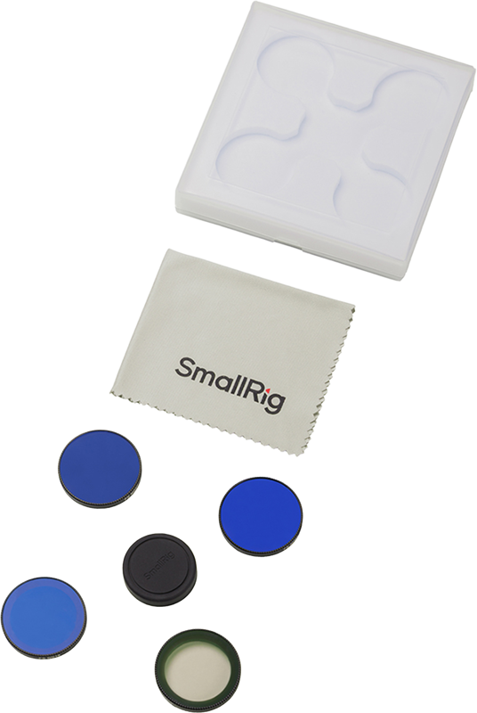800q-01_135643 SmallRig 5787 CPL/ND16/ND32/ND64 -suodatinsarja DJI Osmo Nanolle sisältää viisi pyöreää suodatinta, beigen SmallRig-puhdistusliinan ja valkoisen muovisen säilytyskotelon, jotka kaikki ovat esillä valkoisella pinnalla. Neljä suodatinta on sinisiä ja yksi on tumma.