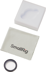 800q-01_135647 SmallRig 5872 1/4 Effect Black Mist -suodatin DJI Osmo Nanolle, valkoinen muovikotelo ja vaaleanharmaa puhdistusliina, jossa on SmallRigin tuotemerkki, näkyvät valkoisella pohjalla.