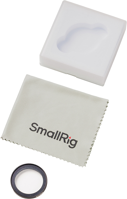 800q-01_135647 SmallRig 5872 1/4 Effect Black Mist -suodatin DJI Osmo Nanolle, valkoinen muovikotelo ja vaaleanharmaa puhdistusliina, jossa on SmallRigin tuotemerkki, näkyvät valkoisella pohjalla.
