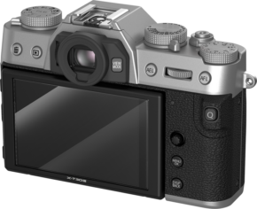 Hopean ja mustan värinen Fujifilm X-T30 II -digitaalikamera, jossa on suuri nestekidenäyttö, painikkeet, valitsimet ja kuvioitu kahva. Mallin nimi näkyy näytön yläpuolella. Varustettu SmallRig 5804 suojalasi lisäsuojaa varten.