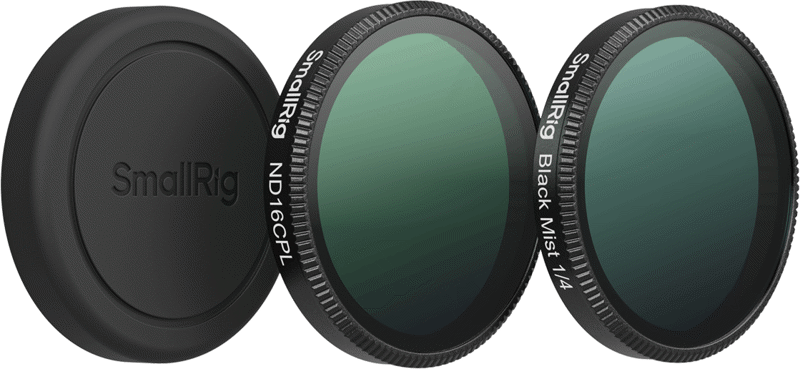 800q-01_135708 SmallRig 5896 suodinpaketti DJI Osmo Action 6 sisältää mustan linssinsuojuksen vasemmalla ja kaksi pyöreää suodatinta, ND16CPL ja Black Mist 1/4 vihreällä sävytetyllä lasilla, kuvassa oikealla.