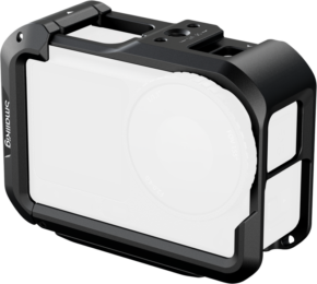 800q-01_135714 SmallRig 5887 Cage for DJI Osmo Action 6 (Advanced Edition) on musta häkki, joka pitää ja suojaa kameraa turvallisesti ja jossa on useita kiinnityspisteitä ja tarkat aukot ohjaimille ja portille.