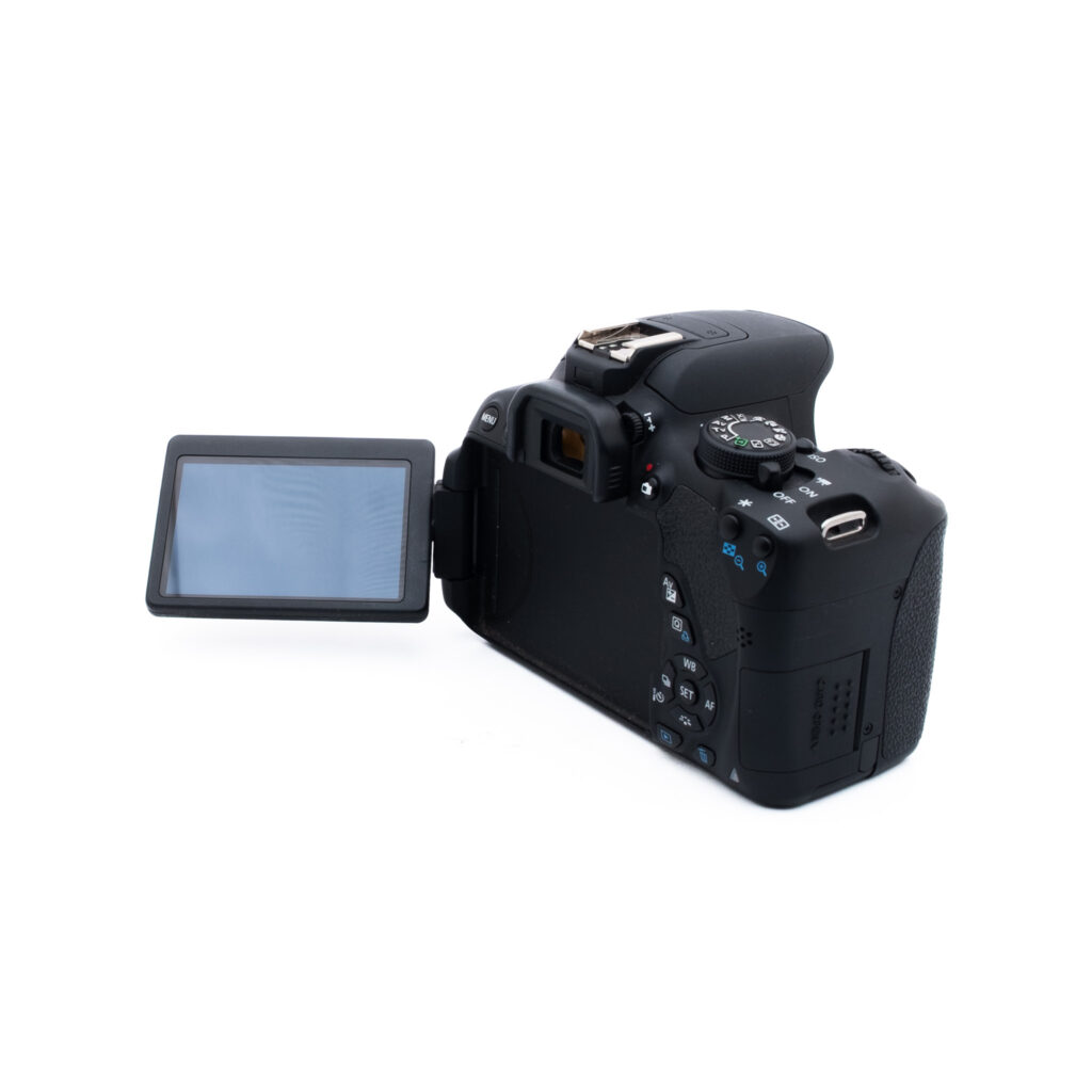 Canon EOS 700D + 18-55mm IS (SC 6500) - Käytetty