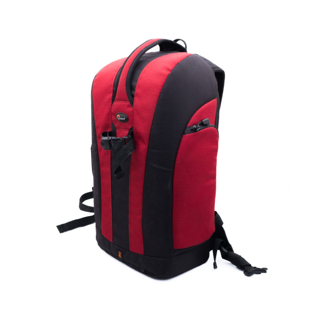 Lowepro flipside 300 Lowepro Flipside 300 - Käytetty on punamusta reppu, jossa on useita lokeroita ja säädettävät hihnat, ja se on kuvassa pystyssä valkoisella pohjalla.