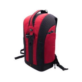 Lowepro flipside 300 Lowepro Flipside 300 - Käytetty on punamusta reppu, jossa on useita lokeroita ja säädettävät hihnat, ja se on kuvassa pystyssä valkoisella pohjalla.