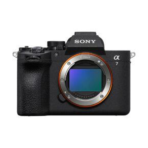 sony a7 v (1) Sony A7 V -järjestelmäkameran etukuvassa näkyy objektiivin kiinnitys, kenno, säätimet ja valitsimet sen mustassa kuvioidussa rungossa.
