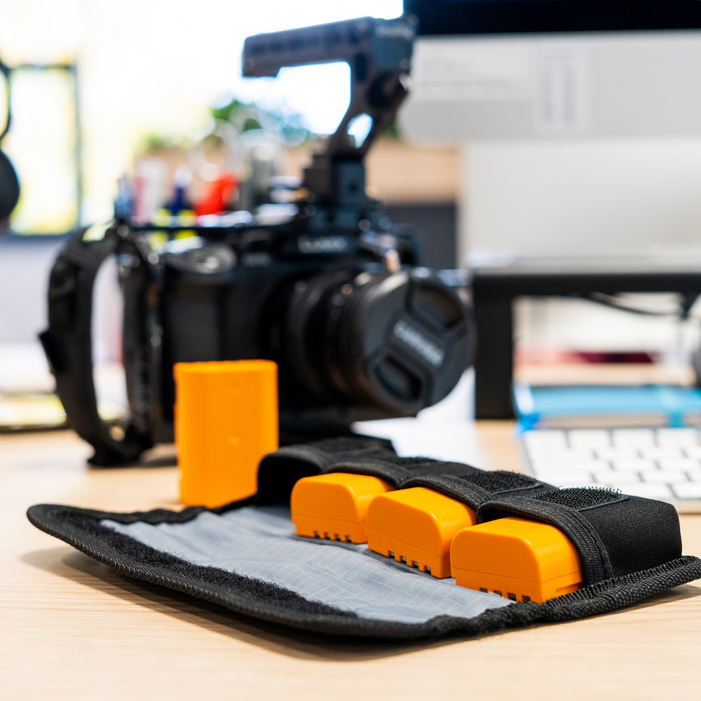 1604320987_296 Caruba Battery Holder Pro 4 pieces Black -akkujen suojapussi