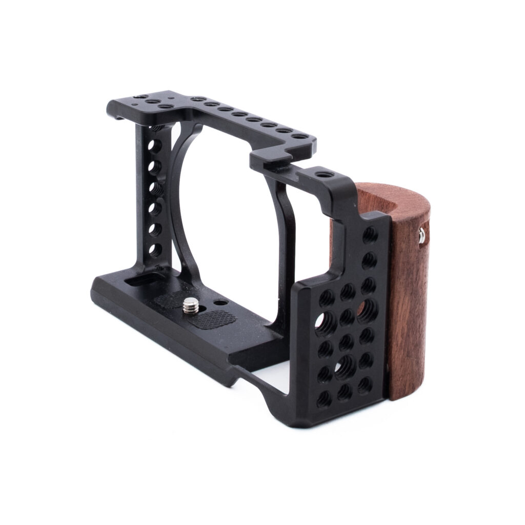 Sony A6300 cage-1 SmallRig 2082 Cage With Wooden Grip for Sony A6000 / A6300 / A6500 - Käytetty