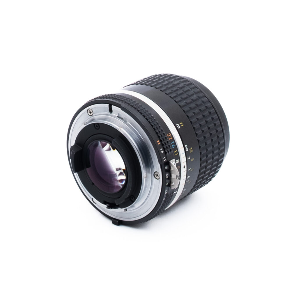 Nikon 28mm f2-1 Nikon AI-S Nikkor 28mm f/2 - Käytetty