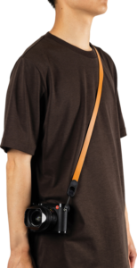 800q-02_134519 Peak Design Form Leather Camera Strap Standard Amber -nahkainen kamerahihna