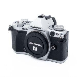 Olympus-OM-D-E-M5II-1 Olympus OM-D E-M5 Mark II Hopea - Käytetty