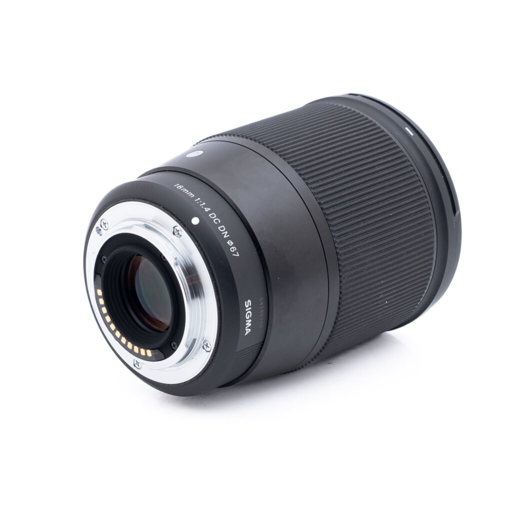 Sigma-16mm-f1.4-DC-DN-MFT-3 Sigma 16mm f/1.4 DC DN C MFT - Käytetty