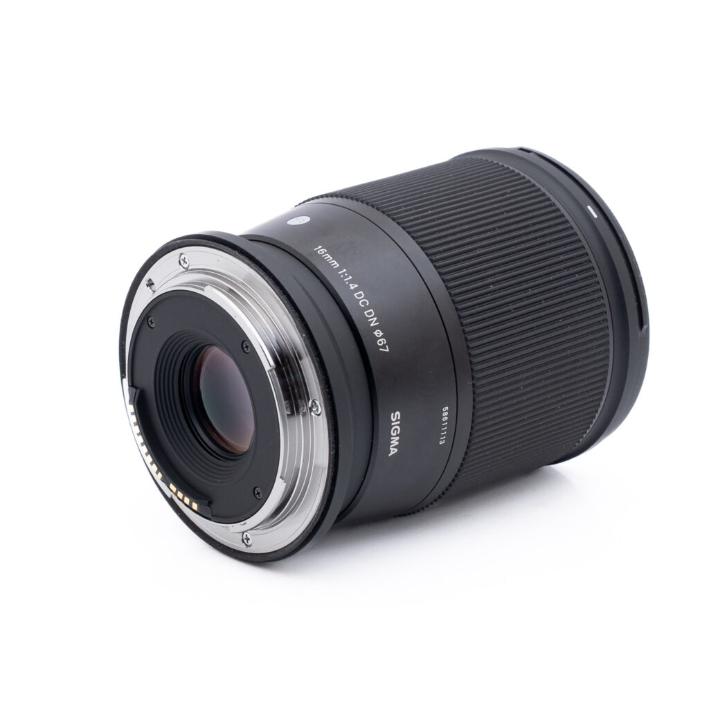 Sigma-16mm-f1.4-DC-DN-canonRF-3 Sigma 16mm f/1.4 DC DN C Canon RF-S - Käytetty