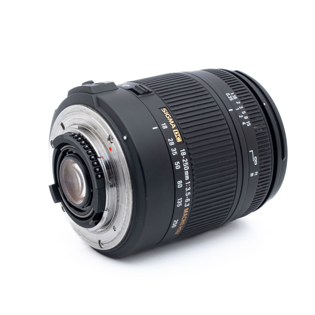 Sigma-DC-18-250mm-f3.5-6.3-macro-hsm-nikon-3 Sigma 18-250mm f/3.5-6.3 DC OS HSM Nikon F DX - Käytetty
