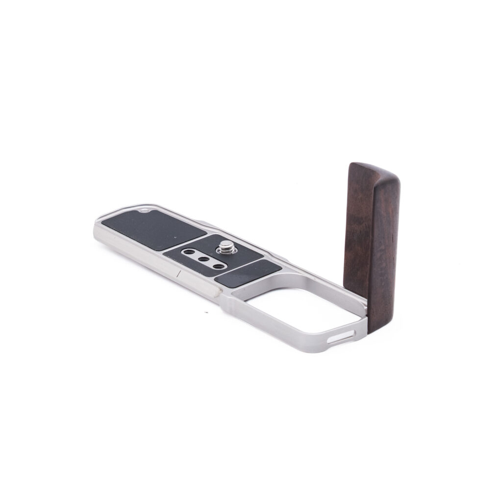 OM-3 kahva_2 SmallRig 5563 L-shaped mount plate with wooden handle for OM System OM-3 - Käytetty