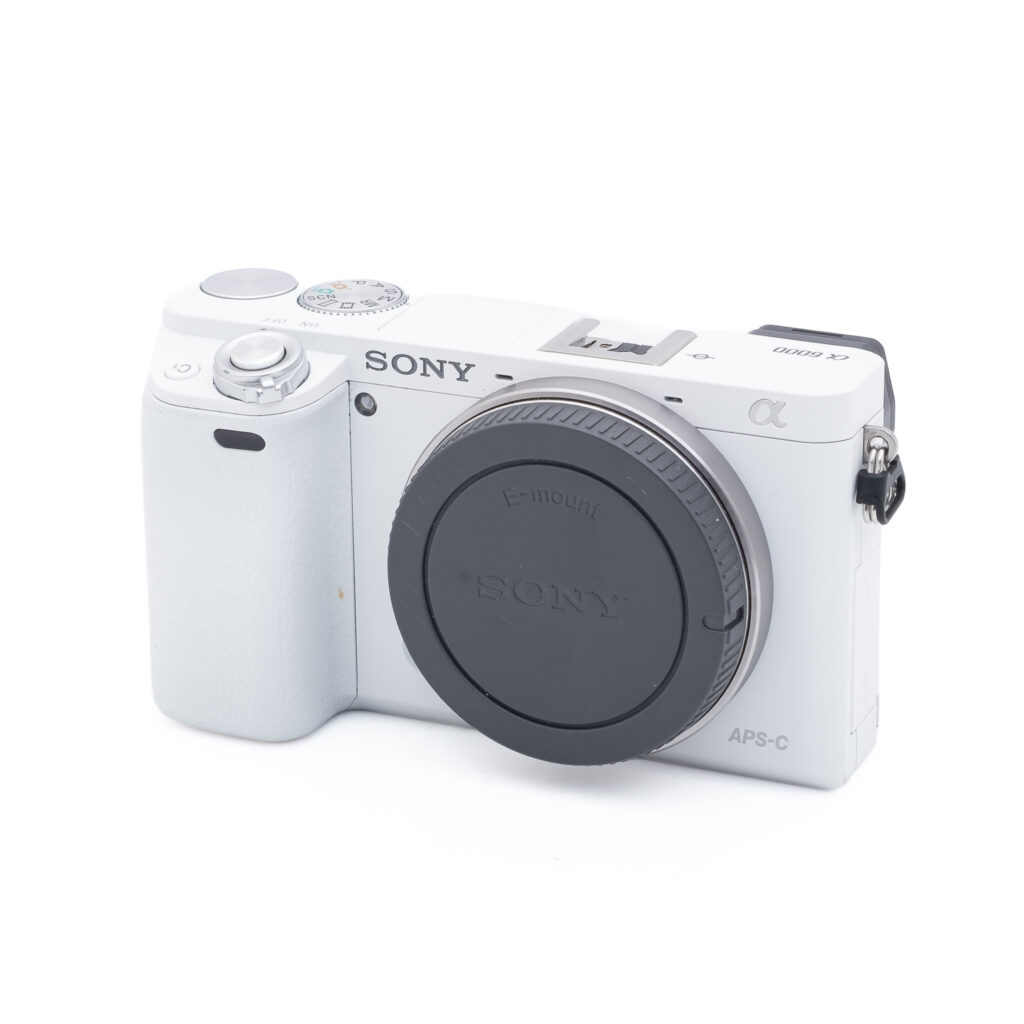 Sony-A6000-1 Sony A6000 valkoinen - Käytetty