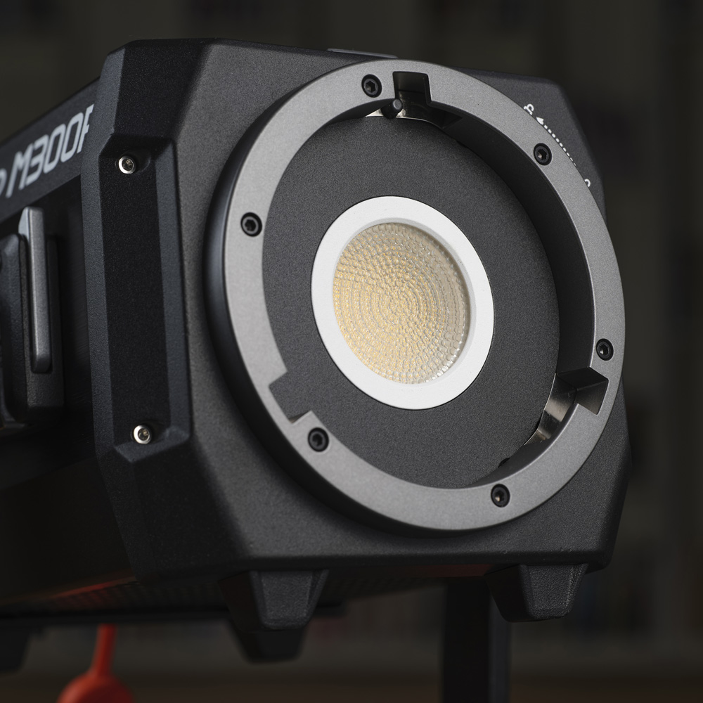 1750840585_249 Godox KNOWLED M300R K1 RGBW 300W -LED-valo kantolaukulla