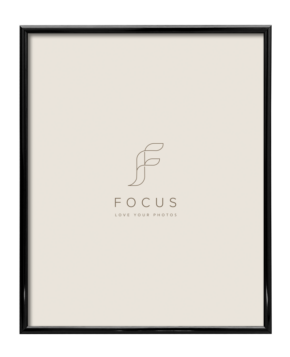 800q-01_132340 Focus Lily musta 50x70 -julistekehys